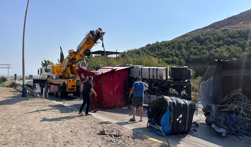 Freni boşalan tır ortalığı savaş alanına çevirdi!