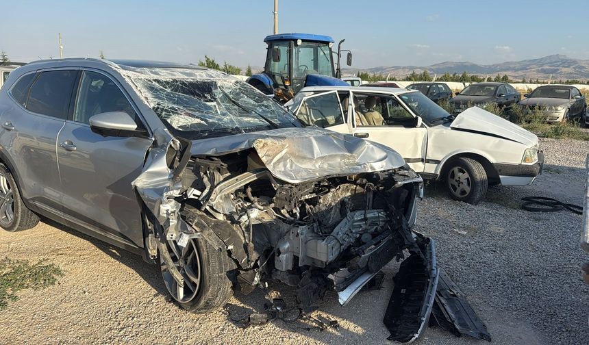 Feci kaza! İki otomobil çarpıştı! Ölü ve yaralılar var