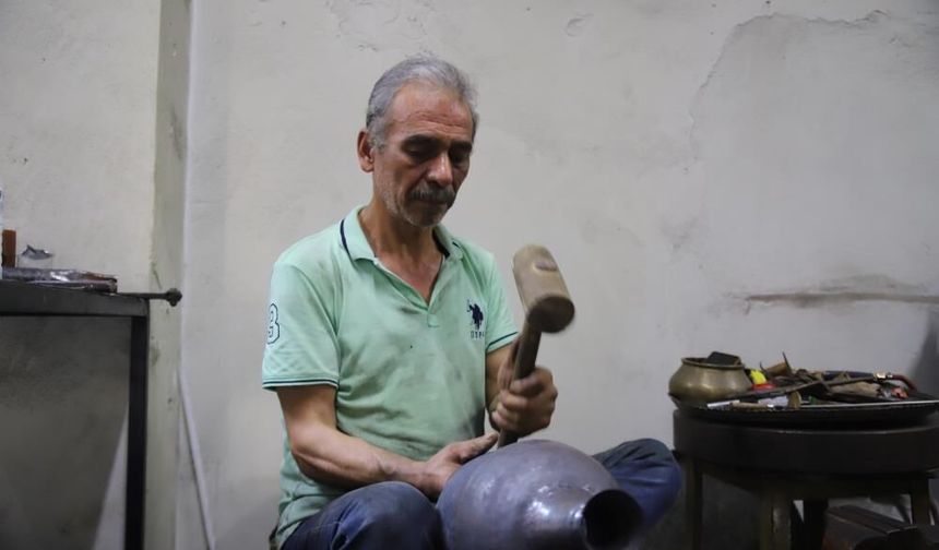 Gaziantep'te 57 yıllık bakır ustası mesleğini yaşatmaya çalışıyor!