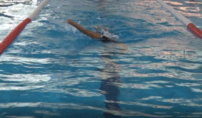 Gaziantep’te bedensel engelli genç kız su korkusunu şampiyonluklarla yendi