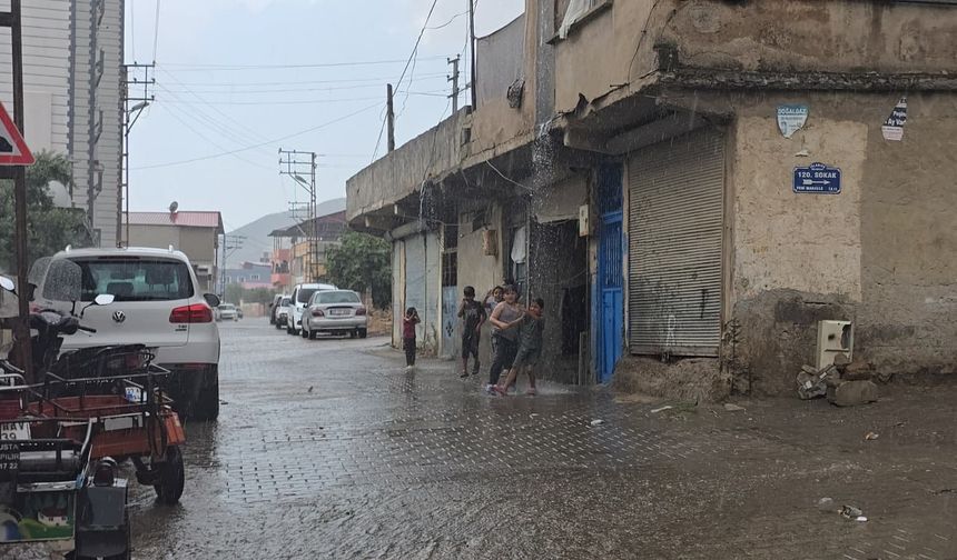 Gaziantep'te yaz yağmuru yüzleri güldürdü