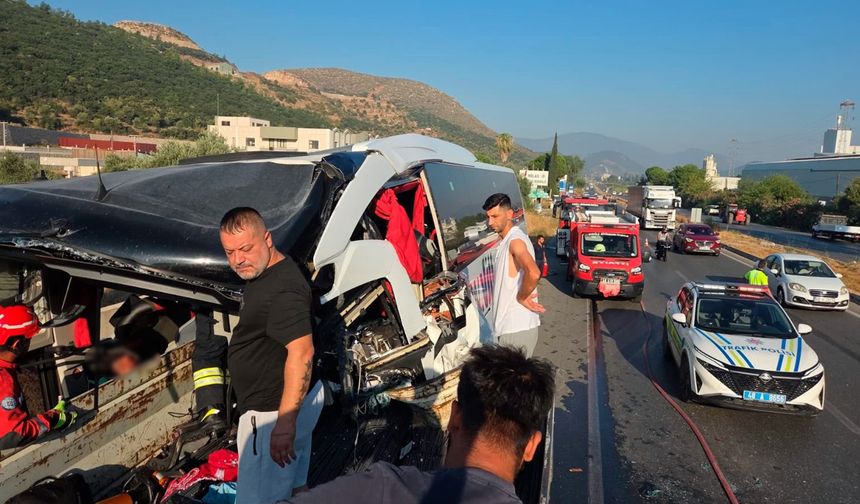 Feci kaza! Ortalık savaş alanına döndü! Yolcu otobüsü tıra arkadan çarptı: Çok sayıda ölü ve yaralı var…