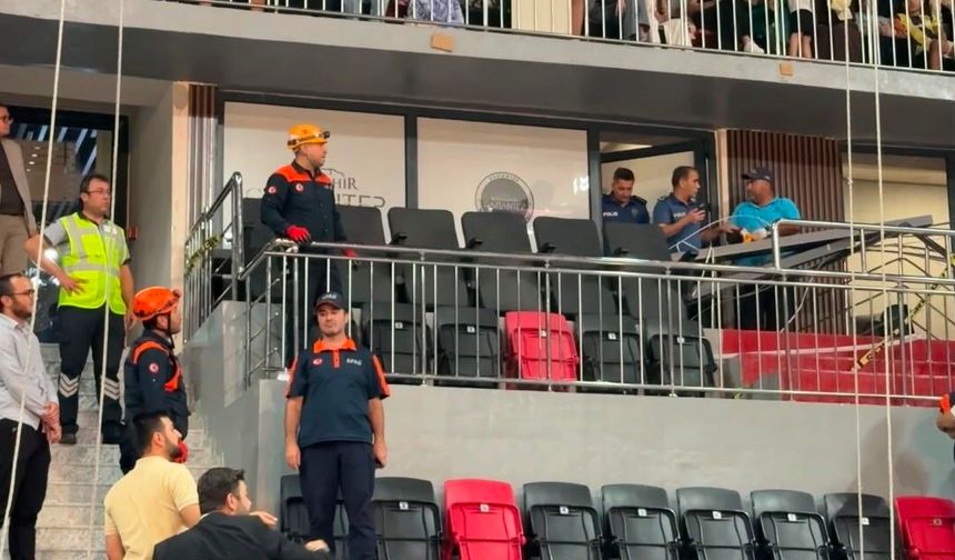 Gaziantep’te iki tribün arasındaki ahşap dekorasyon düştü! Yaralılar var… (VİDEO HABER)