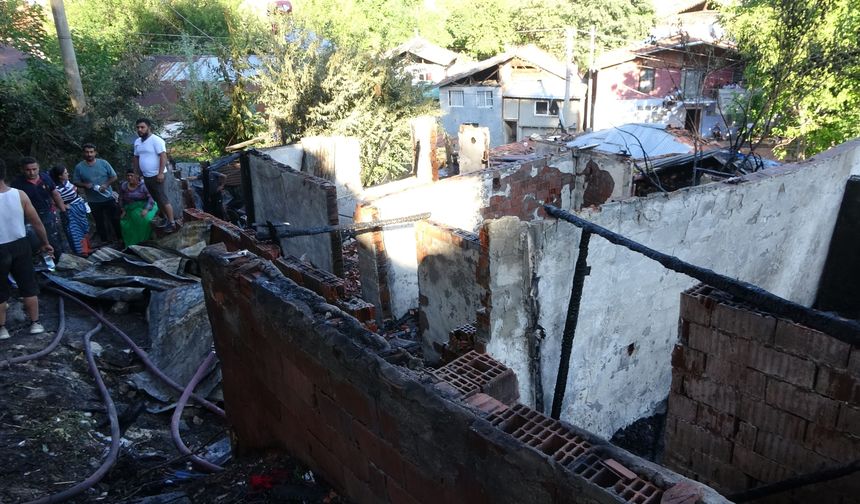 Piknik tüpleri bomba gibi patladı, iki gecekondu küle döndü