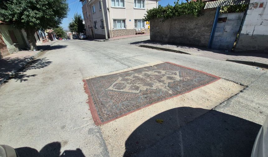 Yoldaki çukuru halıyla kapattılar