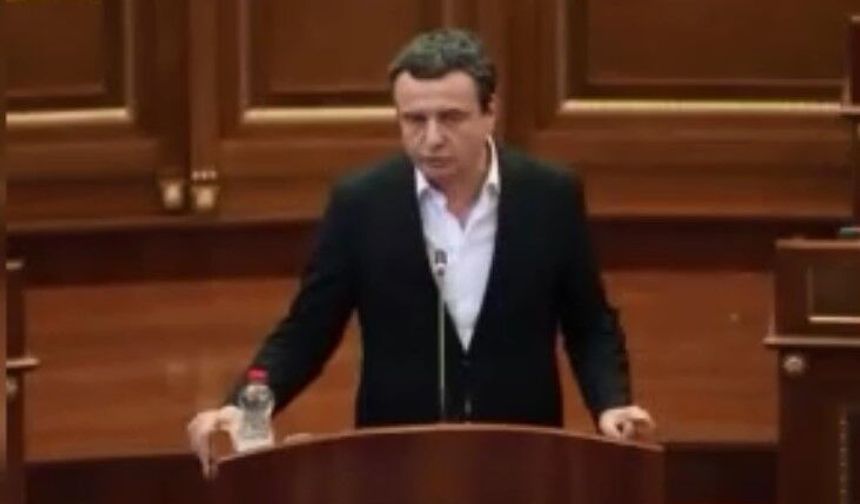 Kosova Meclisi'nde gergin anlar! Başbakana yumurtalı protesto