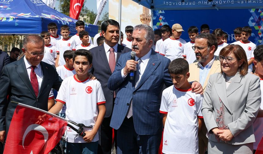 Gaziantep’te tüm öğrencilere bisiklet hediye edildi