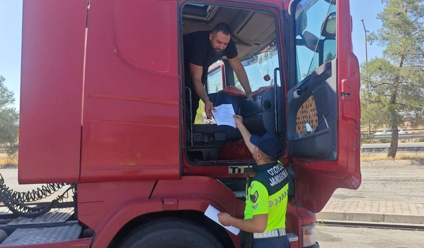 Gaziantep’te jandarma otoyolda sürücüleri bilgilendirdi