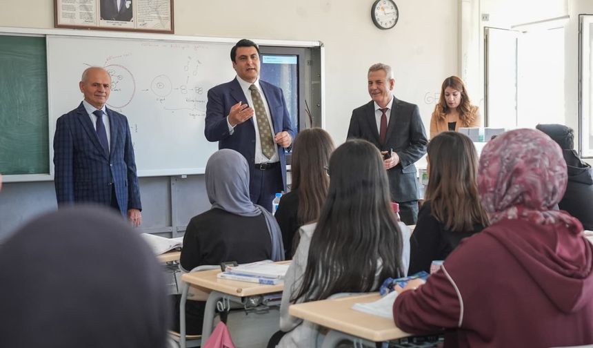 Gaziantep’te öğrencilere müjde! Üniversite yolculuğuna ilk bilet Başkan Yılmaz’dan…