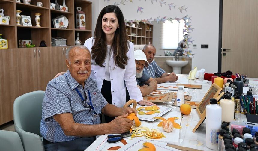 Gaziantep’te 82 yaşındaki ressamın sanata tutunması hastalığıyla mücadelesine güç katıyor