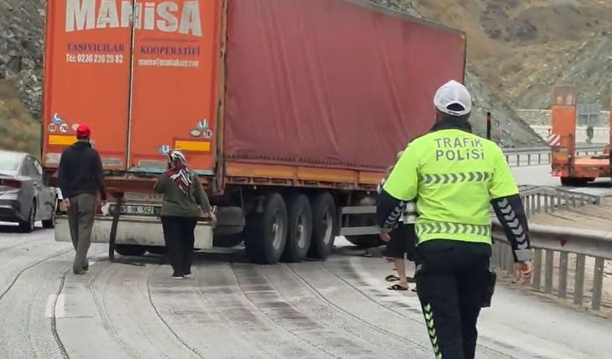 Erzincan'da kontrolden çıkan tır bariyerlere çarptı!