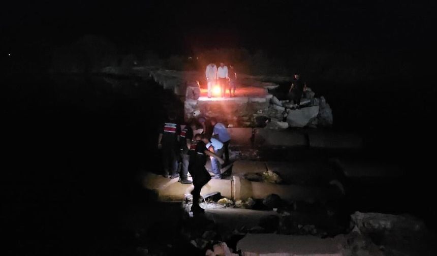 Gaziantep’te su seviyesi yükseldi, Yıkık köprüde mahsur kalan 4 kişi kurtarıldı