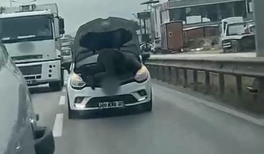 Bunu da gördük! Seyir halindeki aracı tamir etti!