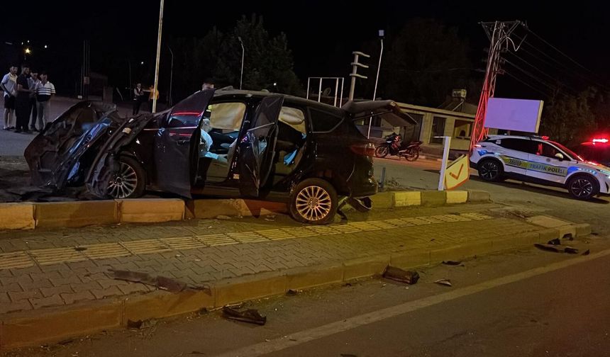 Gaziantep'te kontrolden çıkan araç karşı şeride uçtu, sürücü yaralandı