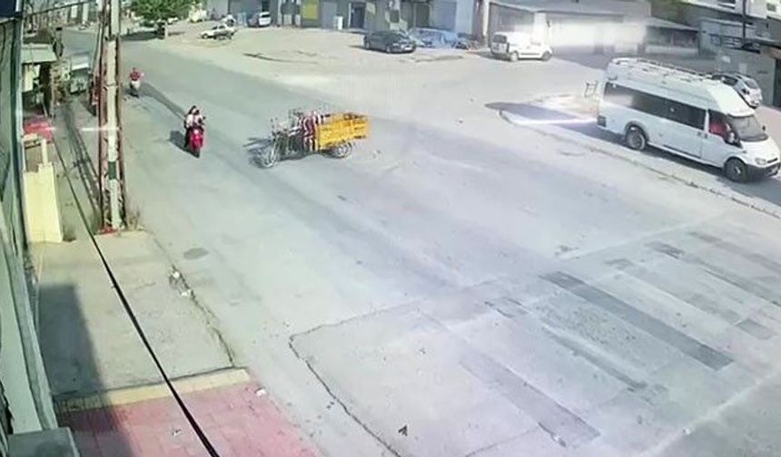 Çocuklarını okula götüren anneye ehliyetsiz sürücü çarptı: O anlar kamerada