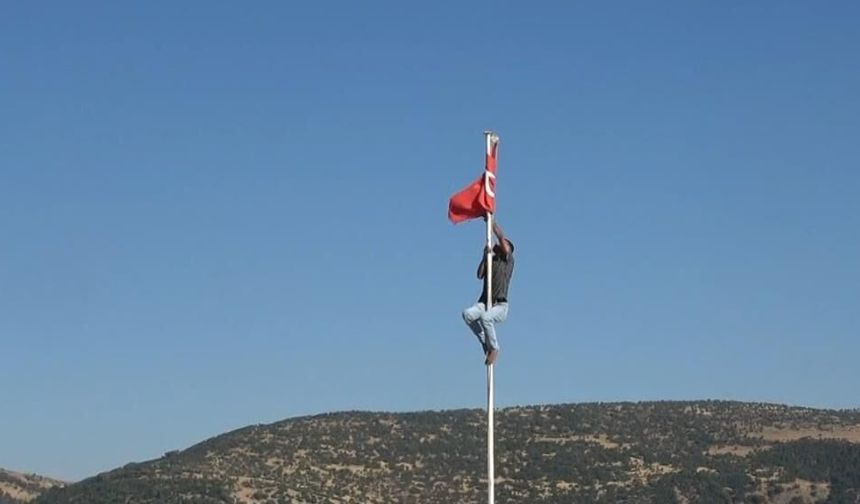 Gaziantep’in komşu ilinde türk bayrağını düzeltmek için direğe tırmandı! O anlar kamerada…