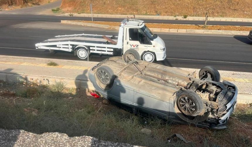 Gaziantep'te otomobil kaldırıma uçarak ters döndü! Sürücü yaralandı