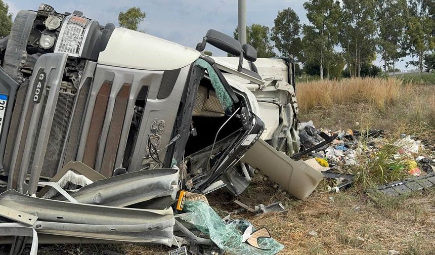 Tarsus-Adana-Gaziantep yolunda atık yüklü tır devrildi