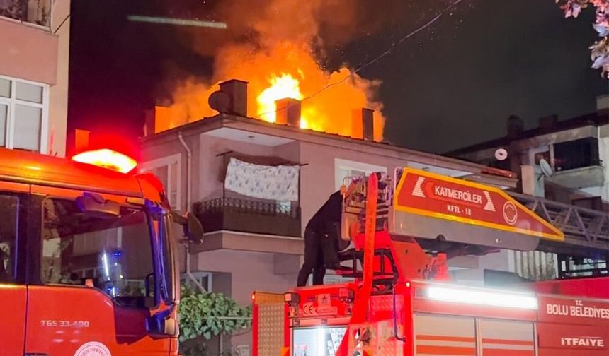 3 katlı evin çatısı alev alev yandı! Mahalleli sokağa döküldü