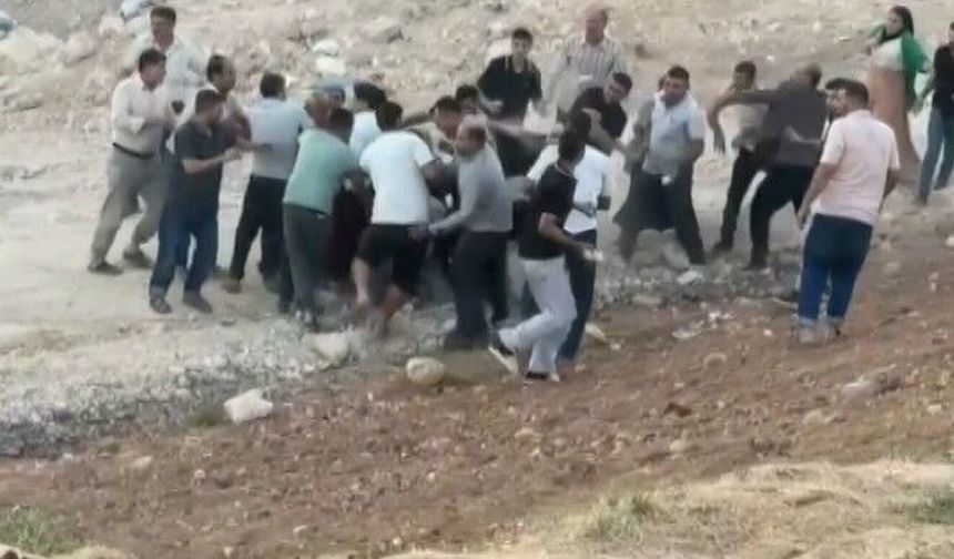 Gaziantep’te taşlı sopalı kavganın yeni görüntüleri ortaya çıktı! Araçla kalabalığa dalmış!