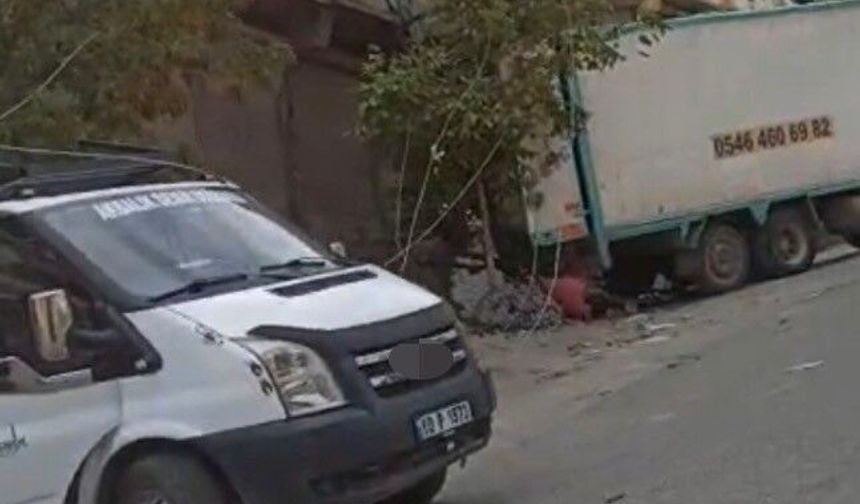 Gaziantep'te faciadan kıl payı dönüldü: Freni boşalan kamyon eve çarptı!