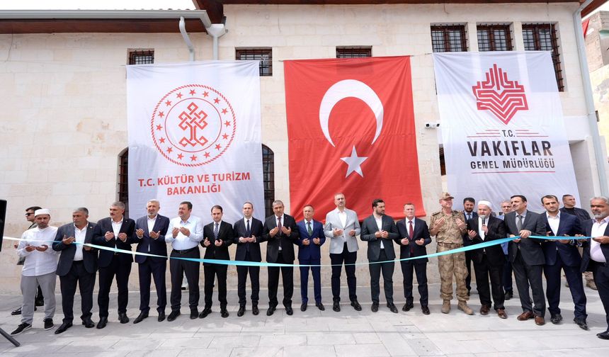 Gaziantep’te depremde hasar gören Şıhlar Cami ibadete açıldı