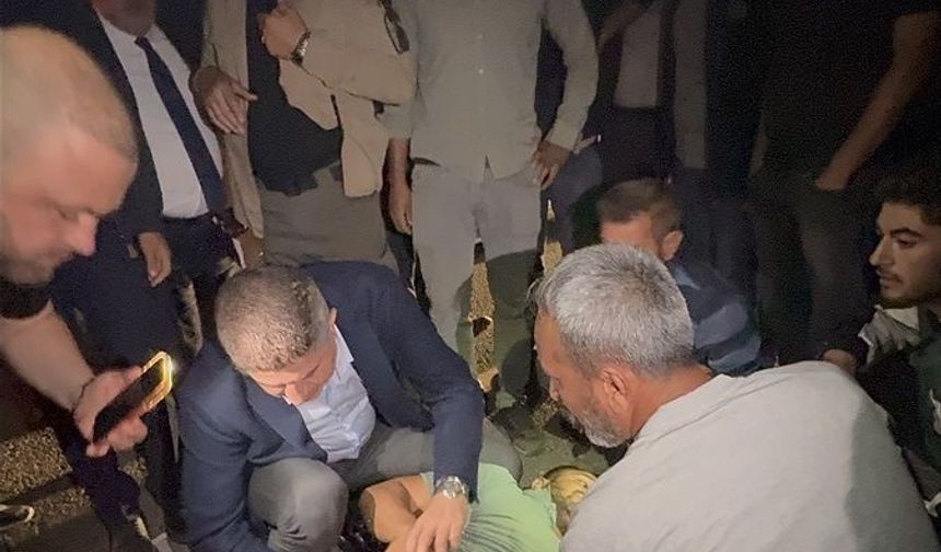 Adıyaman’da feci kaza! Milletvekili Şan yaralıya ilk müdahaleyi yaptı