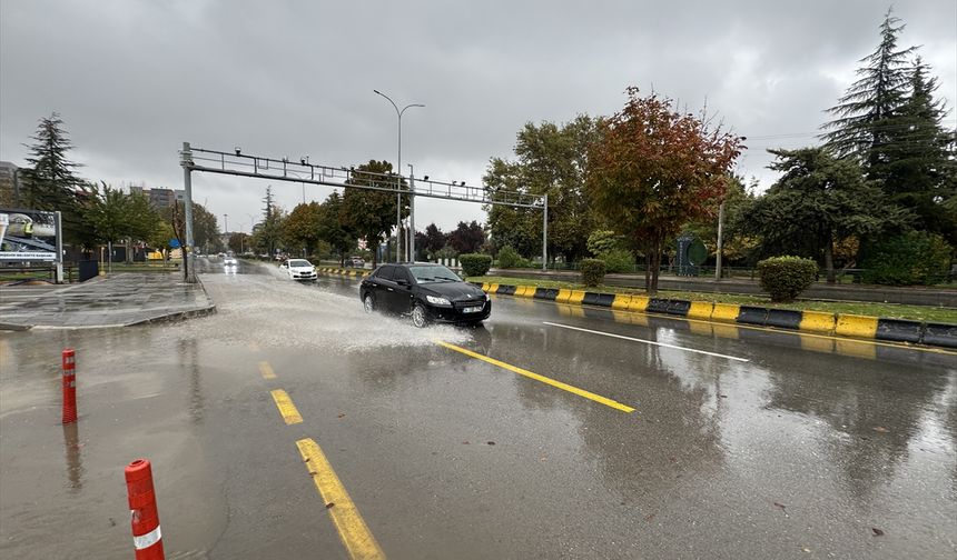 Gaziantep’te adeta gök delindi! Sağanak hayatı olumsuz etkiledi…