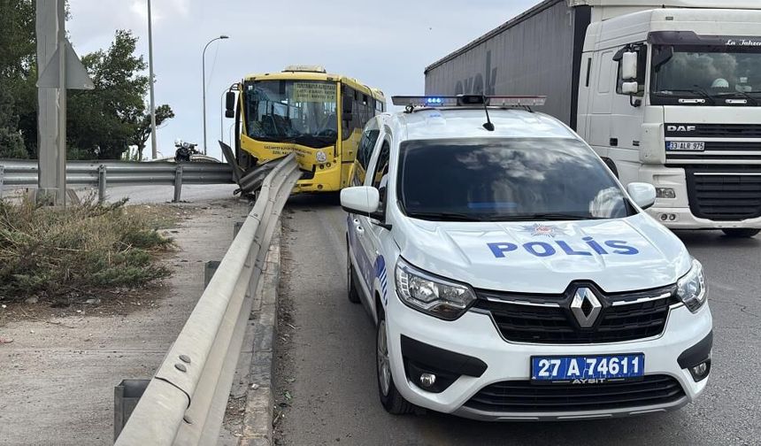 Gaziantep'te feci kaza! Halk otobüsü demir bariyerlere çarptı: Yaralılar var…