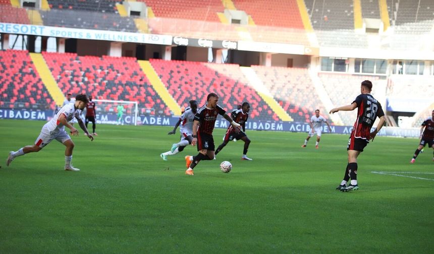 Gaziantep FK- Çorum FK karşılaşmasında ilk yarı sona erdi! Gerideyiz: 0-1