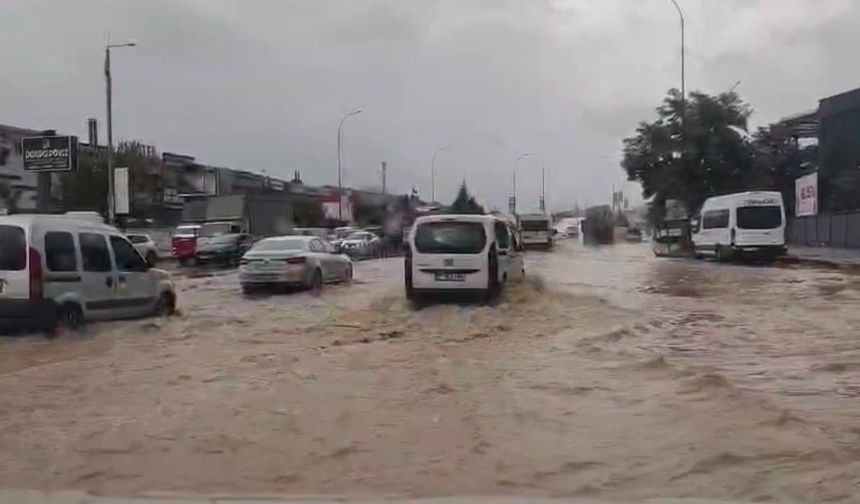 Gaziantep'te sağanak alarmı! Yollar göle döndü…