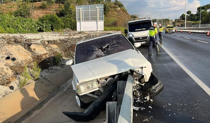 Tofaş otomobil demir bariyerlere ok gibi saplandı! Sürücü yaralandı