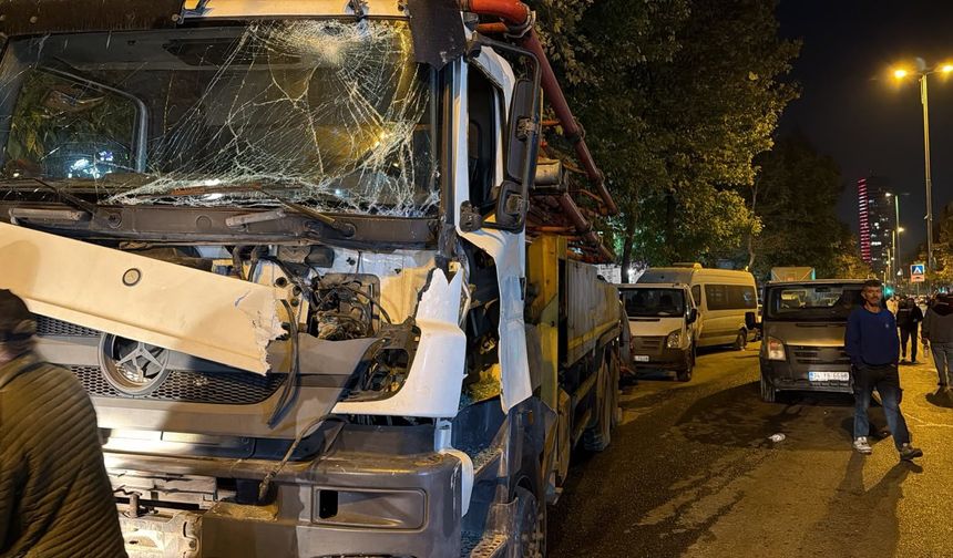 El freni çekilmeyen beton pompası dehşet saçtı! 7 araç hasar aldı