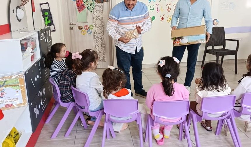 Gaziantep'te çocuklar için etkinlik yapılarak hediye dağıtıldı