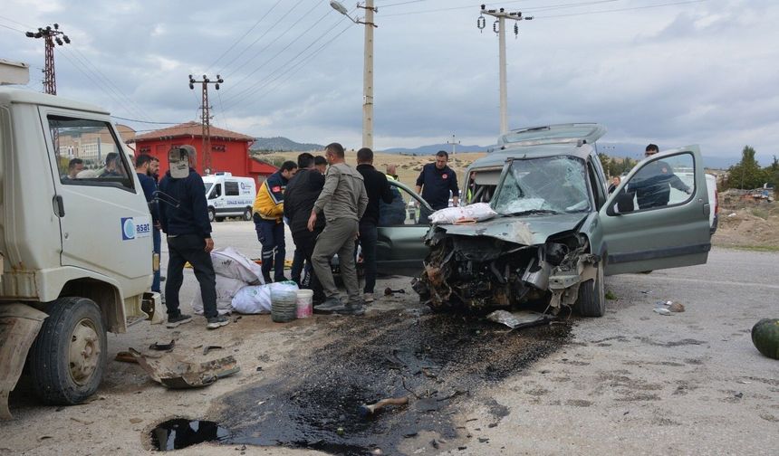 Feci kaza! İki kamyonet çarpıştı! Ölü ve yaralılar var…