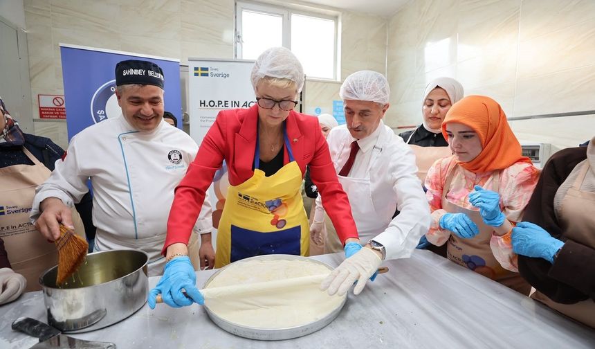 İsveç Büyükelçisi Gaziantep’te baklava açtı