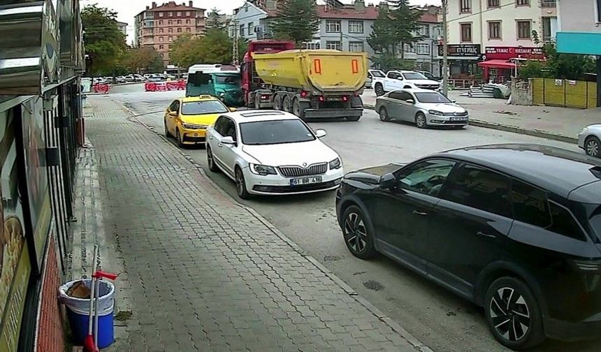 Feci kaza! Hafriyat yüklü kamyon ile minibüs çarpıştı! Yaralılar var…