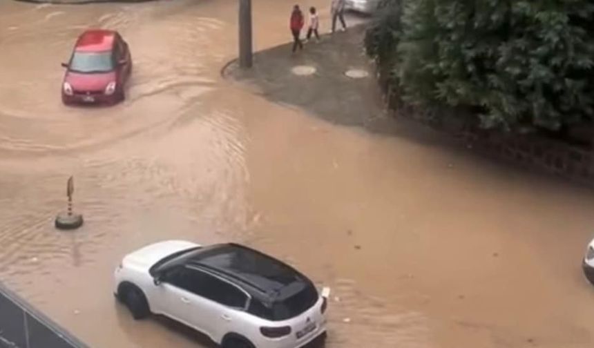 Gaziantep yağışa teslim oldu: Yollar göle döndü, çok sayıda kaza meydana geldi (VİDEOHABER)