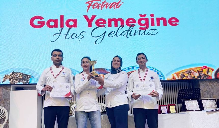 GAÜN’lü öğrencilerden büyük başarı! 6. Gastronomi Festivali’nde ikinci oldu