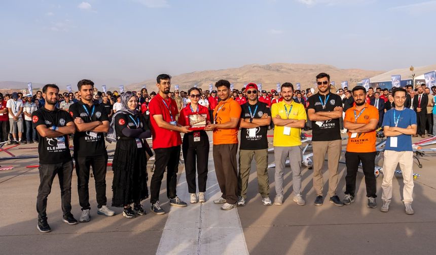 GAÜN’ün elektrik AR-GE takımı Teknofest’te en iyi sistem mimarisi ödülü kazandı