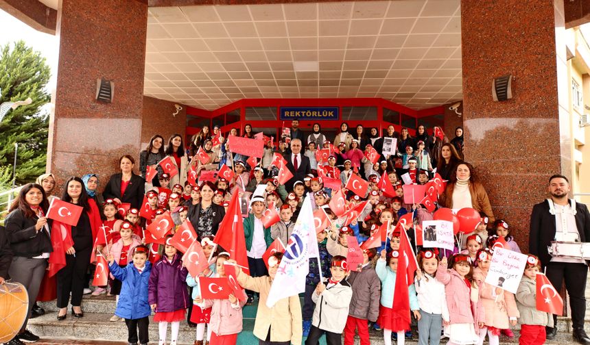 GAÜN’lü miniklerden cumhuriyet bayramı yürüyüşü!