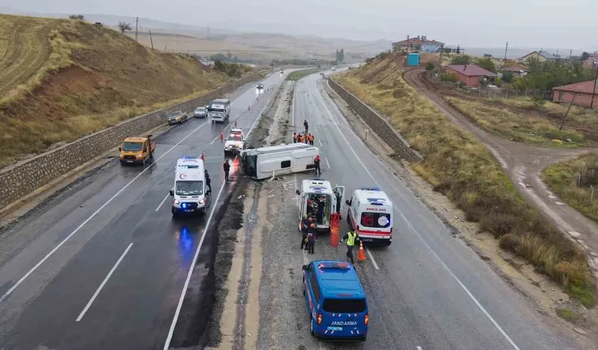 Feci kaza! İşçi servisi devrildi! Çok sayıda yaralı var…