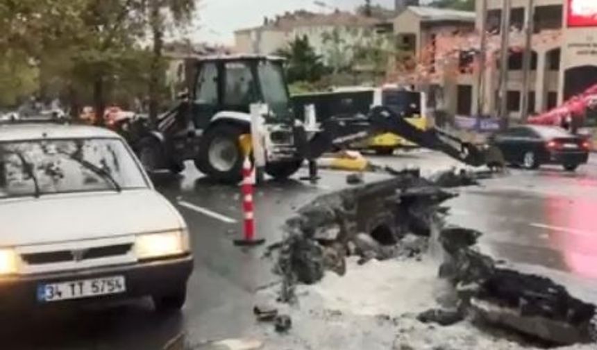 İstanbul’da şiddetli yağış ulaşımı vurdu! Yol böyle çöktü…