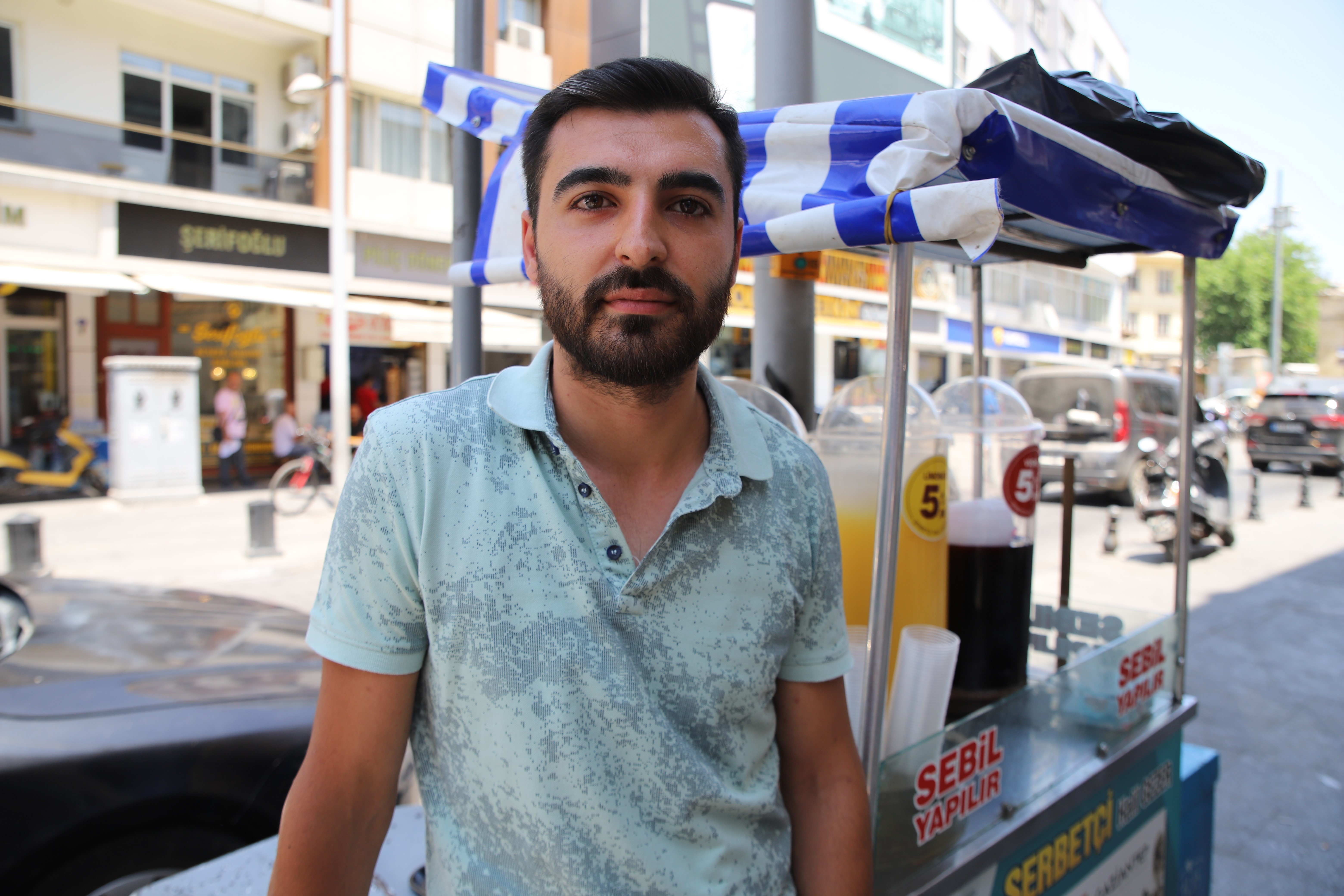 “YAZ AYLARINDA İÇİLEBİLECEK İÇECEKLERDEN BİRİSİDİR”
Şırnak doğumlu Antalya’da yaşıyor Mehmet Zeki Uçar, “Satışlar ekonomik olarak çok iyi, seyyar satıcılarımıza bir nebzede olsa katkı oluyor. Her ne kadar hijyen açısından iyi tadı da güzel herkese de tavsiye ederim. Yaz aylarında içilebilecek içeceklerden birisidir. İlk bardağı içtim ardından ikinci bardağı içeceğim. Bu sıcak aylarında soğukluk hissiyatı veriyor” dedi.