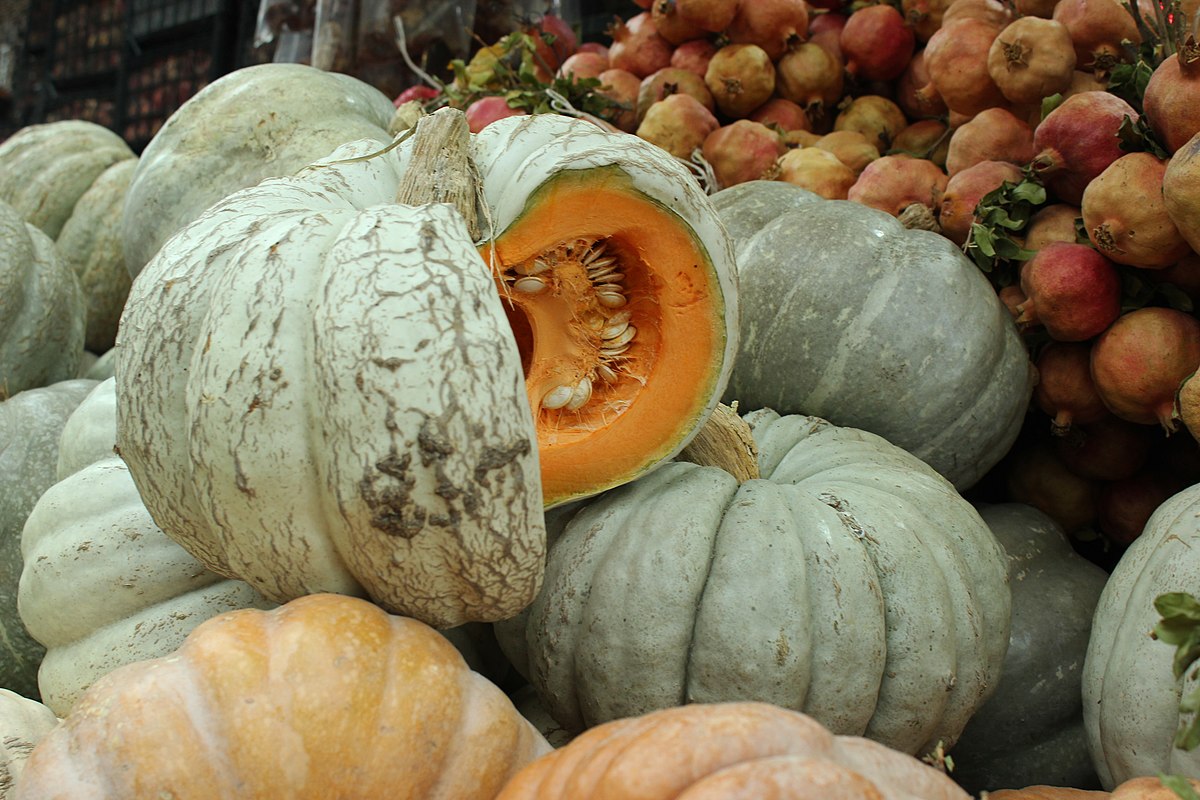 1200px-Pumpkins_on_greengrocer