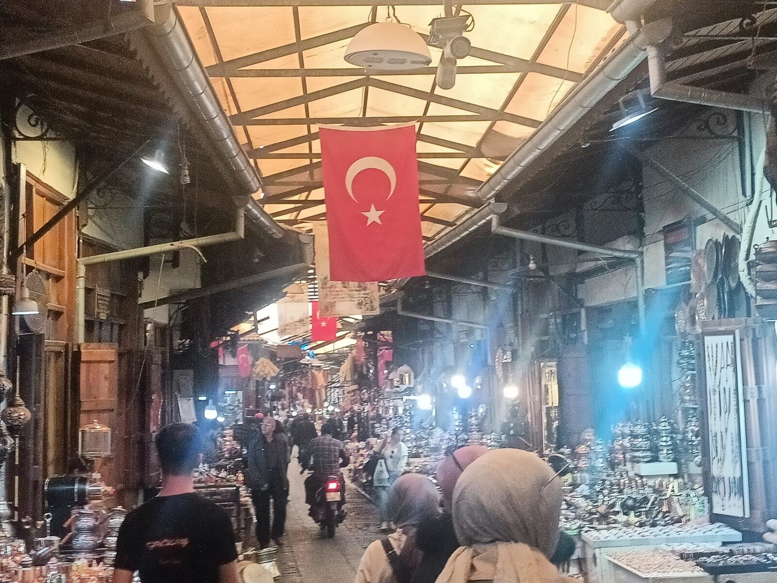 Bakırın dönüşümüne şahitlik edebilirsiniz!

Gaziantep denilince akla gelen bakırcılar çarşısında bakırın, tepsi, tava yada cezveye dönüşümünü izleyebilir, şehrin kültürünü gözlemleyebilirsiniz.