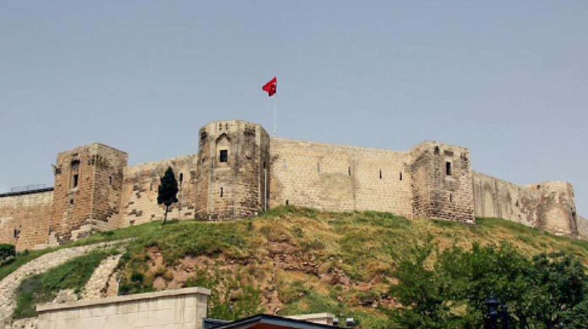     Gaziantep’te turist olabilirsiniz!

Doğup büyüdüğünüz şehirde, sanki bir turistmiş gibi, kültürle alanları gezebilir, şehre özgü tatları tadabilirsiniz. Özellikle Kalealtı ve Bey Mahallesinde şehrin tarihi alanlarını gezerken, arkadaşlarınızla birlikte çok güzel fotoğraflar çekebilirsiniz.