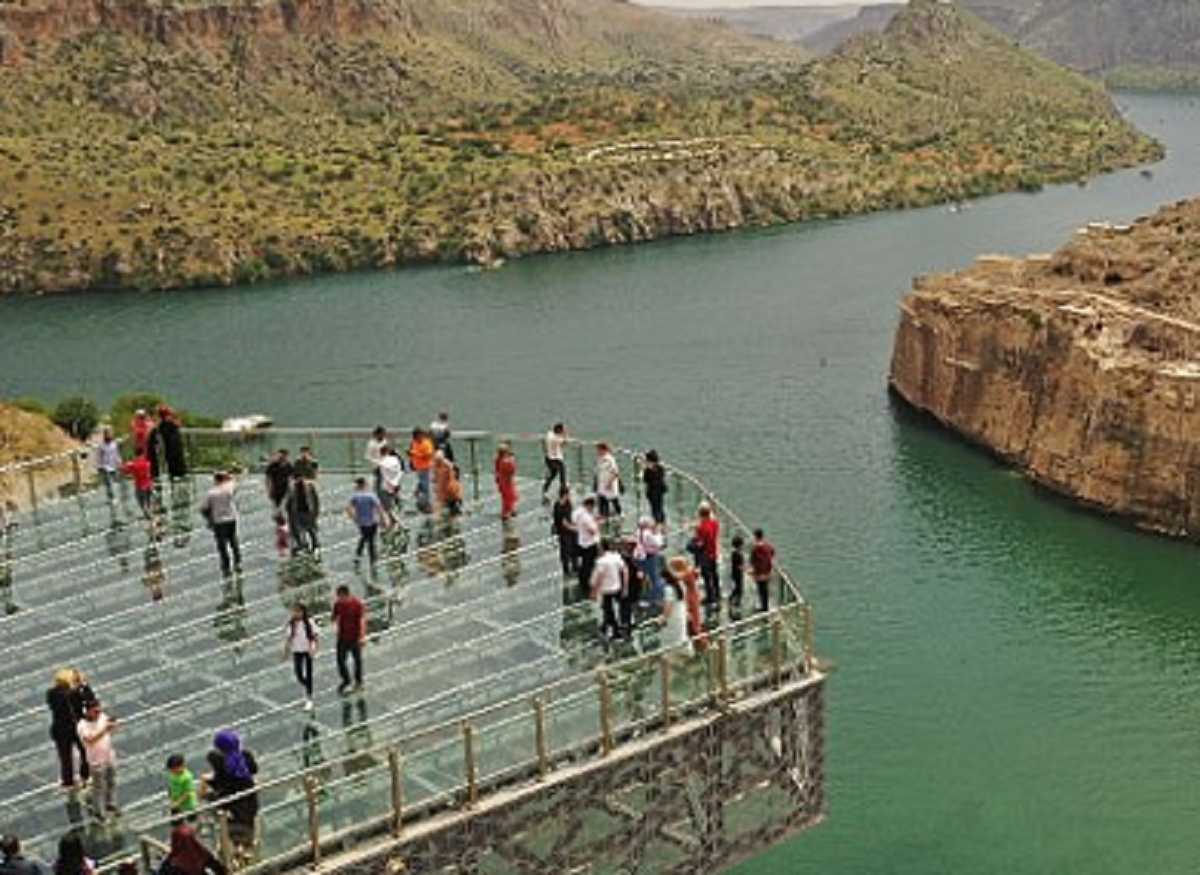   Rumkale’nin eşsiz manzarasını izleyin!

Gaziantep’ten sadece 60 km uzakta olan Rumkale’de hem tarihi dokuları gözlemleyebilir hem de Rumkale Cam terasa giderek eşsiz manzaranın tadını çıkarabilirsiniz. Gaziantep sınırları içerisinde bulunan bu mekân yerli ve yabancı turistler tarafından da çok sık ziyaret ediliyor.