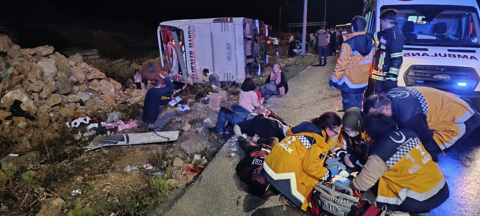 Sağlık ekipleri yaralılara müdahale ediyor! 