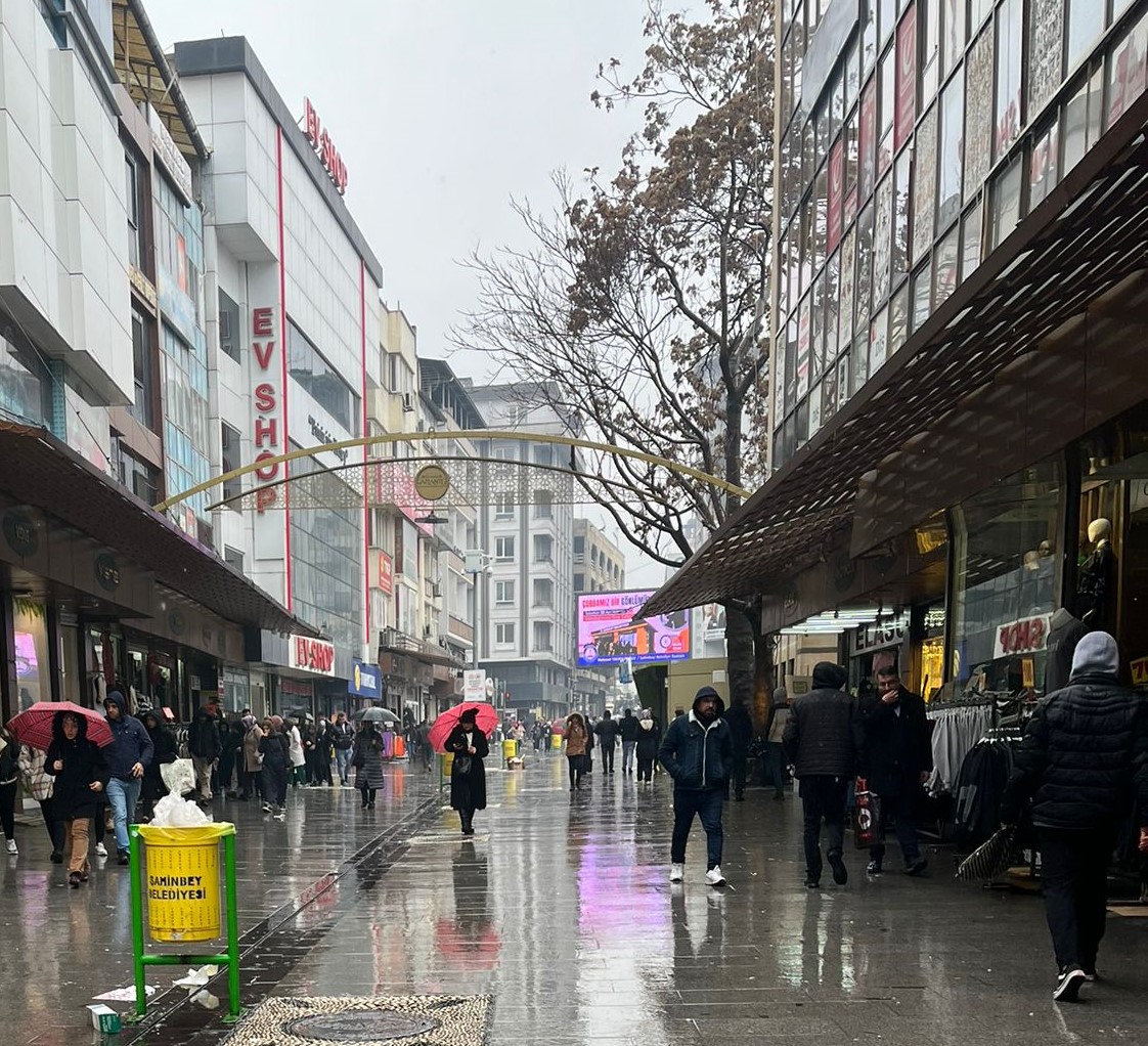 Gaziler Caddesinde tente altında yürüyen vatandaşlar! 